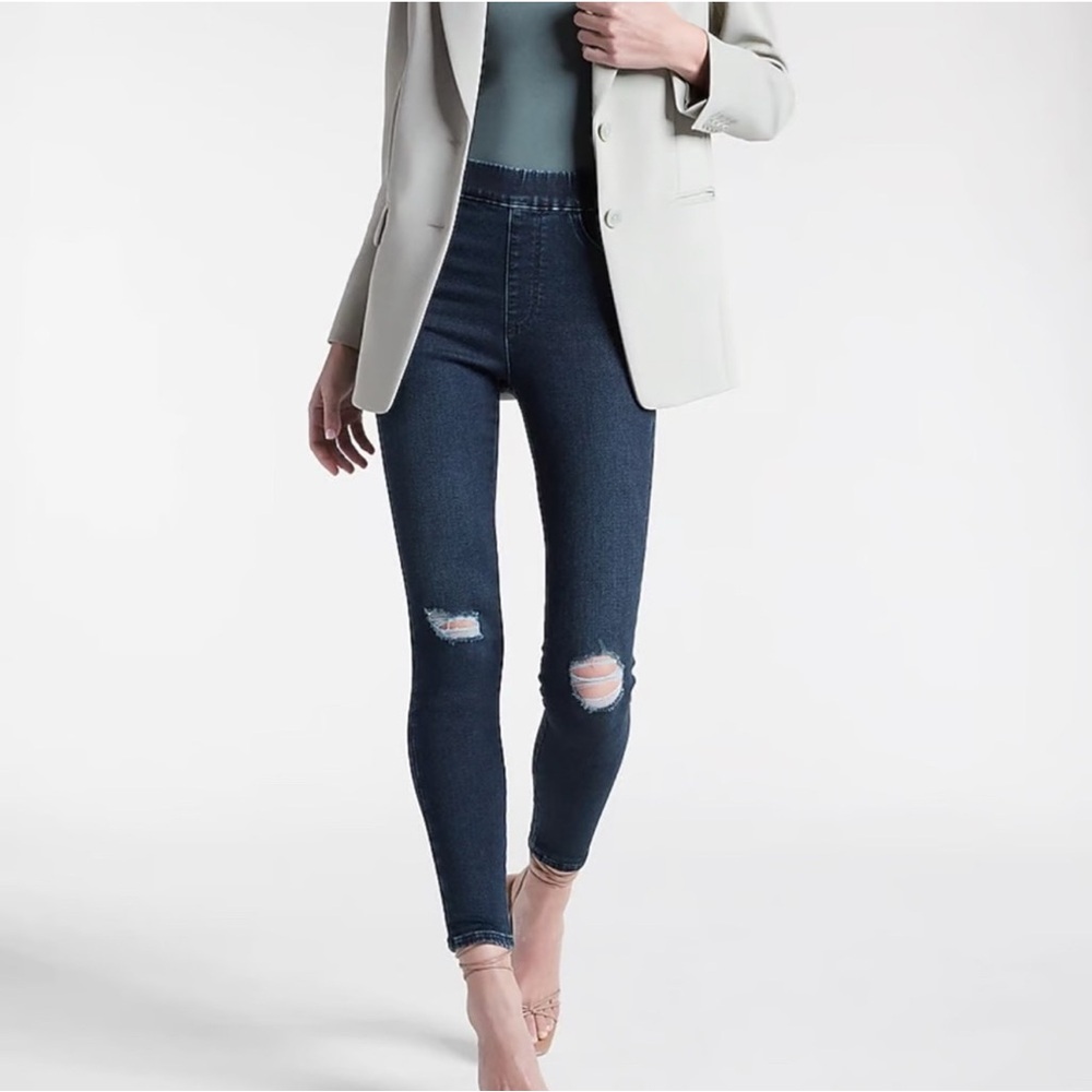 5/$15 NWOT Supersoft Medium Dark Distressed Pull-On High-Waisted